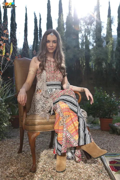 Tali Dova: Brunette in a Skirt Shows Her Legs in the Garden – photo 9 of 16