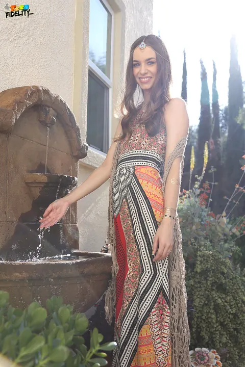 Tali Dova: Brunette in a Skirt Shows Her Legs in the Garden – photo 3 of 16