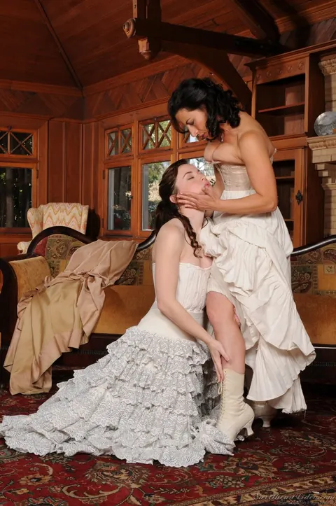 Annabelle Lee: Brunette MILFs Kiss and Show Off Their Natural Tits – photo 6 of 18