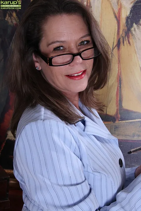 Jane Russell: Brunette MILF in Heels and Glasses Spreads Her Pussy – photo 1 of 16