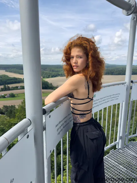 Irene Rouse: Slim Latina Redhead Poses Nude Outdoors in Glasses – photo 11 of 15