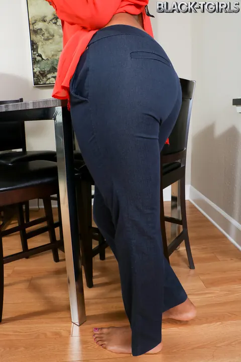 Curvy Ebony Trans Woman Strips Nude and Reveals Her Cock – photo 3 of 16