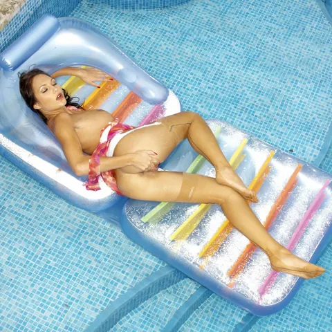 Jennifer Max: Busty European MILF Spreads and Shows Her Feet by the Pool – photo 20 of 21