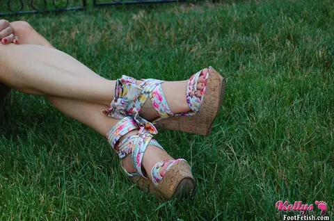 Kelly Anderson: Brunette MILF in Shorts and High Heels Shows Her Feet on Lush Grass – photo 8 of 15