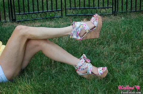 Kelly Anderson: Brunette MILF in Shorts and High Heels Shows Her Feet on Lush Grass – photo 4 of 15
