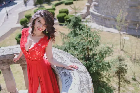 Brunette in High Heels Poses Outdoors – photo 2 of 13