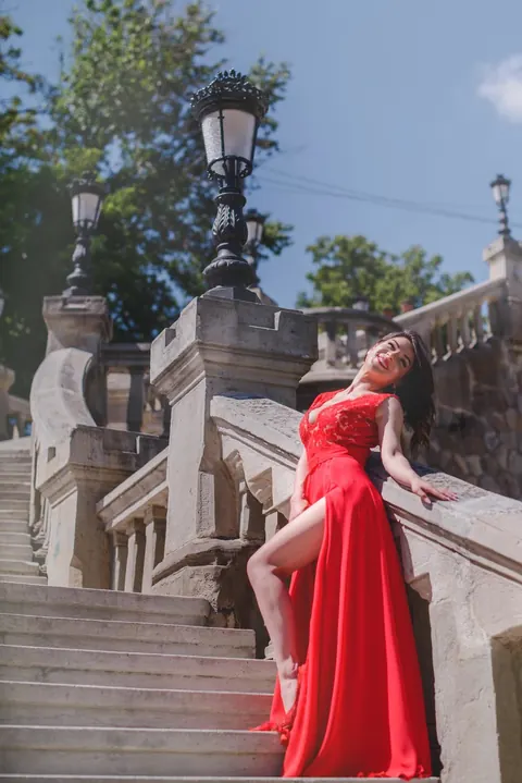Brunette in High Heels Poses Outdoors – photo 7 of 13