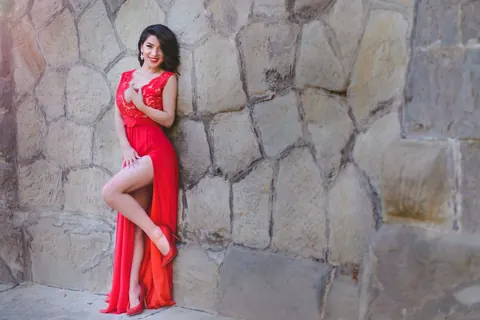 Brunette in High Heels Poses Outdoors – photo 4 of 13
