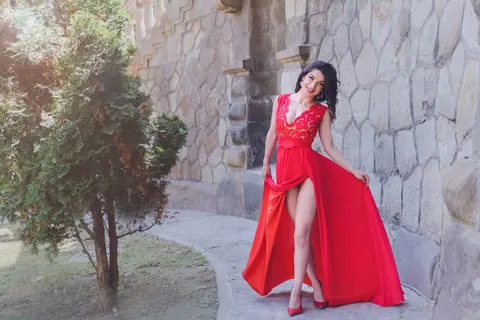 Brunette in High Heels Poses Outdoors – photo 11 of 13