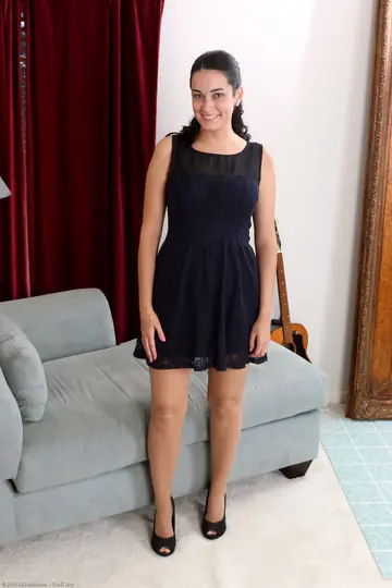 Brunette MILF Shows Off Her Trimmed Pussy and Feet