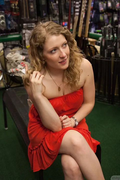 Woman in a Skirt and Heels Flashes Her Ass in Public – photo 8 of 10