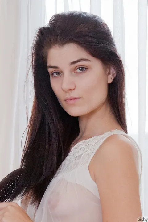 Alyson Grey: Thick Brunette Pulls Her Top Down to Reveal Her Curves – photo 1 of 13
