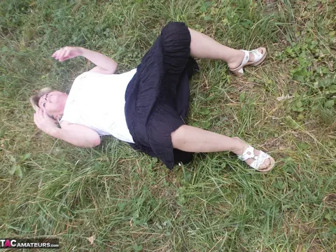 Thick MILF in Stockings Fingers Her Hairy Pussy on the Forest Bench – photo 15 of 20