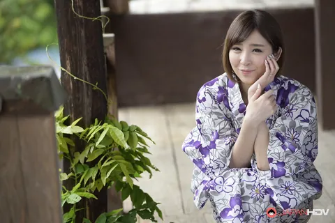 Runa Hagawa: Japanese Brunette Reveals Her Natural Tits from Her Kimono – photo 4 of 15