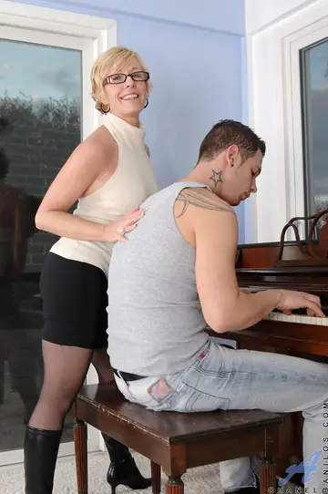 Thick Blonde MILF in Glasses Gives a Blowjob Before Anal Doggy