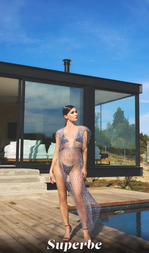 Slim Short-Haired Woman Strips by the Pool and Spreads in the Car – photo 11 of 21