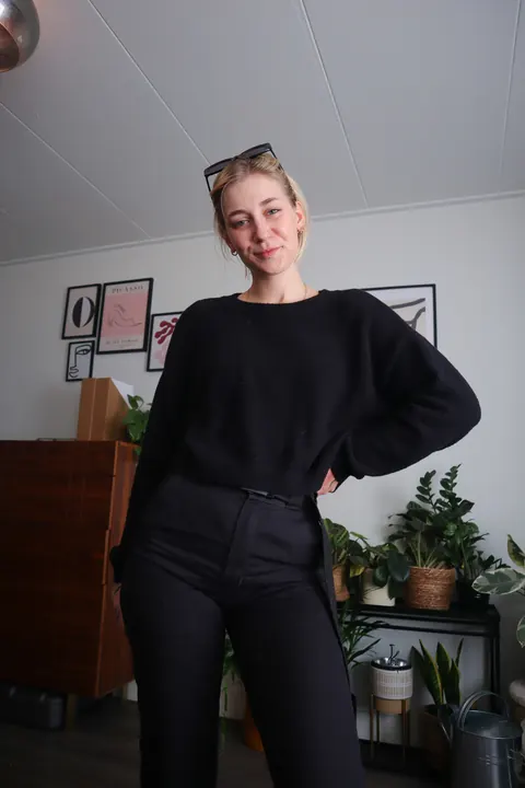 Thick Short-Haired Blonde Uses a Dildo and Fingers Her Pussy – photo 1 of 20