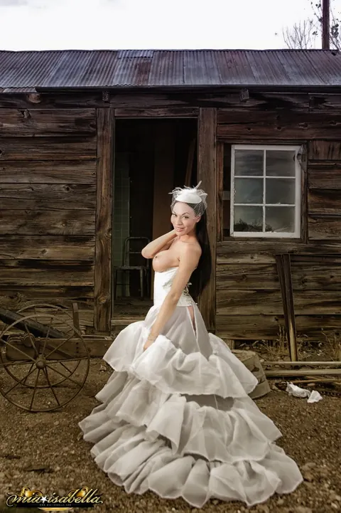 Busty Trans Woman Lifts Her Skirt Outdoors – photo 3 of 12