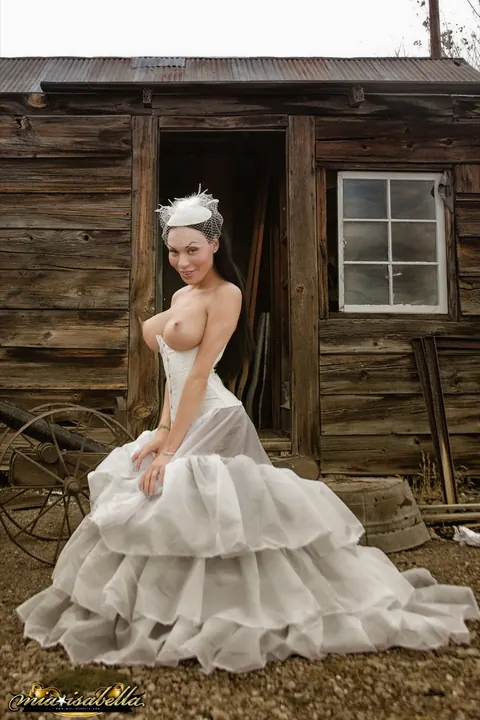 Busty Trans Woman Lifts Her Skirt Outdoors – photo 8 of 12