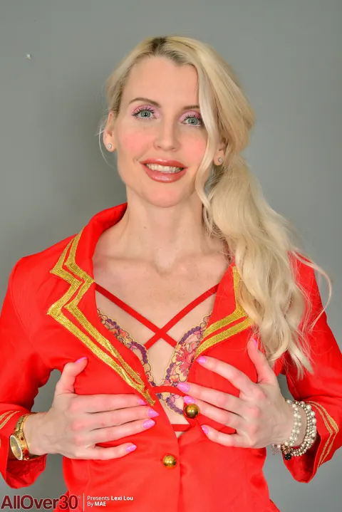 Lexi Lou: Tall Blonde MILF Strips Off Her Uniform for Lingerie – photo 4 of 15