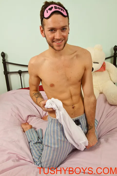 Thick Guy Strips Nude to Show Off His Big Ass in the Bedroom – photo 7 of 21