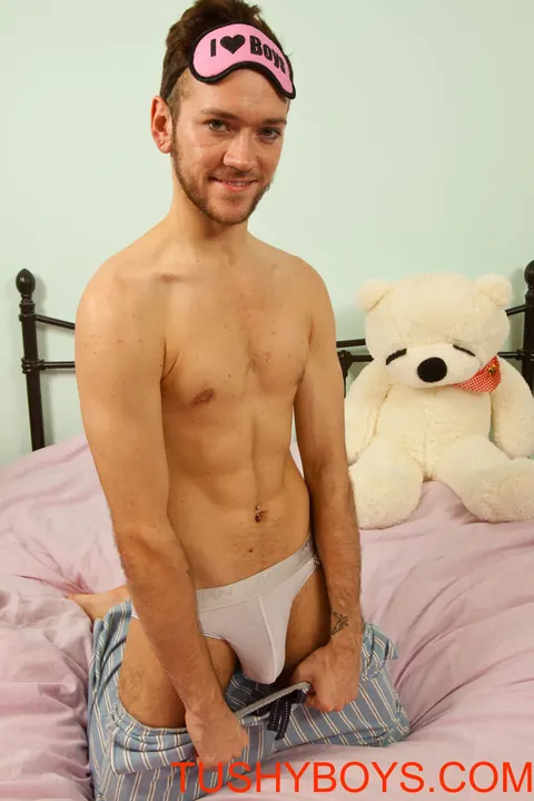 Thick Guy Strips Nude to Show Off His Big Ass in the Bedroom – photo 11 of 21