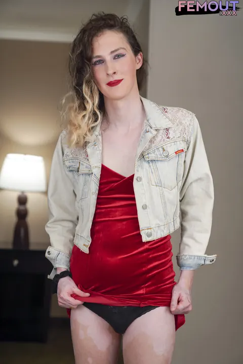Thick Tattooed Trans Woman Flaunts Her Big Ass – photo 2 of 16