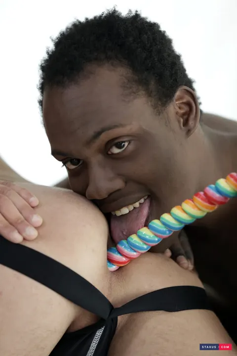Black Man and Guy Kiss, Have Anal Sex and Use a Dildo – photo 5 of 15