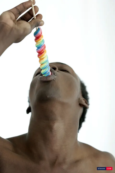 Black Man and Guy Kiss, Have Anal Sex and Use a Dildo – photo 4 of 15