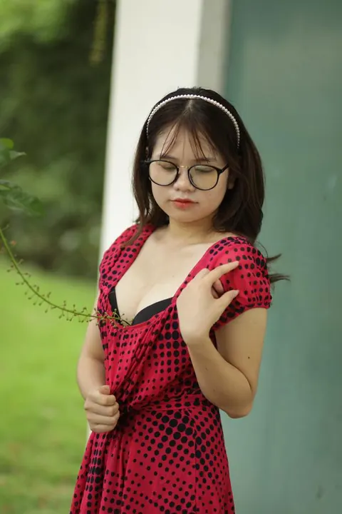 Asian Woman in Glasses Poses Nude Outdoors – photo 16 of 21
