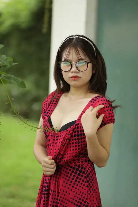Asian Woman in Glasses Poses Nude Outdoors – photo 19 of 21