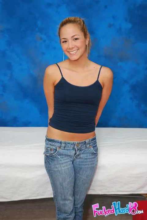 Teagan Hart: Woman Strips Out of Her Jeans for a Massage and Spreads – photo 2 of 16