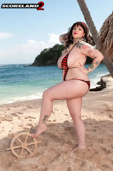 Dors Feline: BBW MILF Strips Out of Her Bikini on the Beach – photo 2 of 20