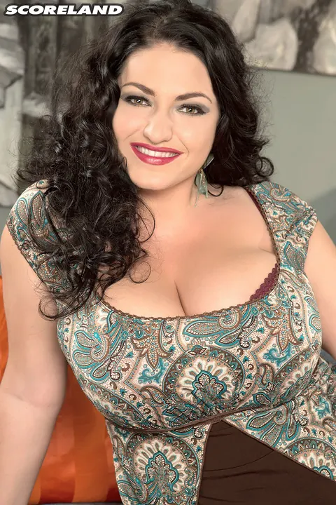 Juliana Simms: BBW MILF with Big Natural Tits Poses in Lingerie and Heels – photo 1 of 16
