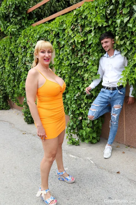 Victoria Cruz: Curvy Spanish MILF Poses Nude and Sucks Cock Outdoors – photo 1 of 21