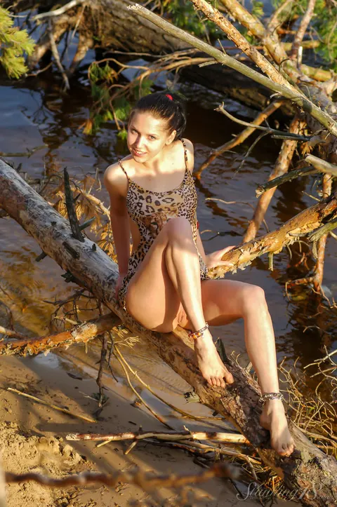 PAWG Strips Nude and Spreads Her Ass Cheeks Outdoors – photo 5 of 16