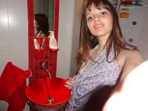 Liona Levi: Slim Brunette Takes Mirror Selfies Showing Her Small Natural Tits – photo 2 of 20