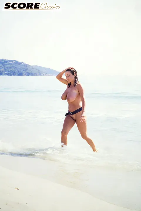 Stacy Owen: Tall Brunette MILF Strips Off Her Bikini and Spreads on the Beach – photo 12 of 16