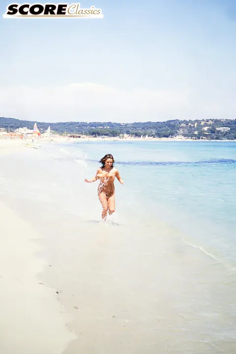 Stacy Owen: Tall Brunette MILF Strips Off Her Bikini and Spreads on the Beach – photo 16 of 16