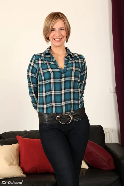 Bianca Ferrero: Czech Blonde MILF Shows Her Puffy Nipples in Jeans – photo 1 of 21