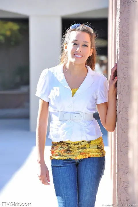 Brunette Bares Her Butt in Jeans and Lingerie on Sidewalk – photo 3 of 16
