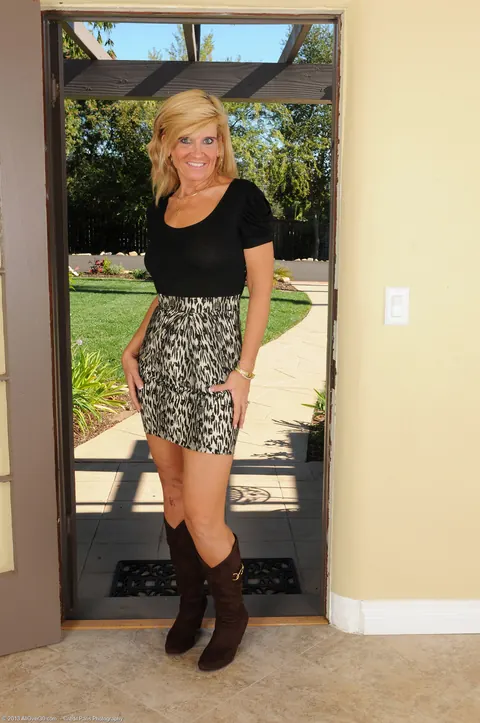 Crystal Jewels: Blonde MILF Strips and Shows Her Mature Body – photo 1 of 21