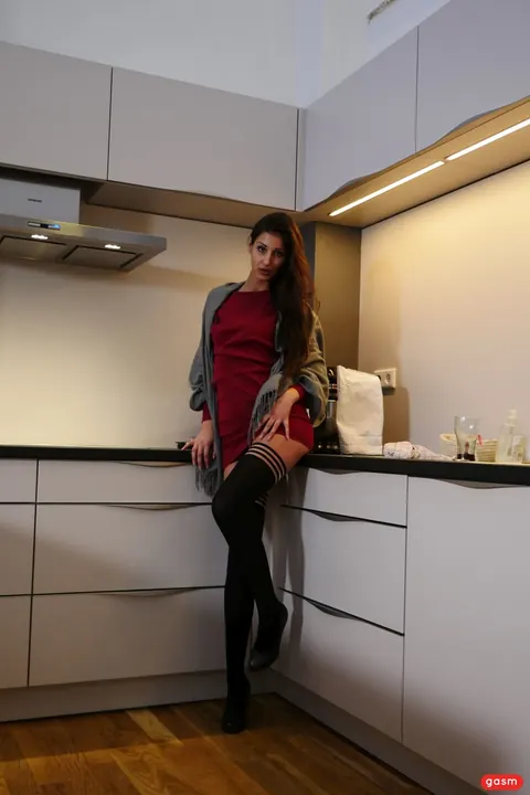 Coco Kiss: German PAWG Flaunts Her Curves in Stockings and Heels – photo 15 of 15