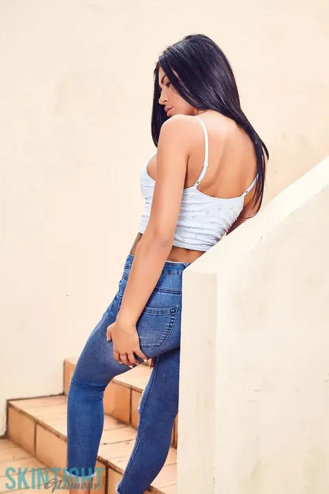 Jessie Boulevard: Brunette PAWG in Tight Jeans Shows Her Bare Feet – photo 5 of 12