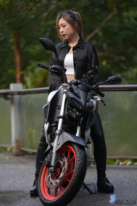 Lin Siyu: Chinese Brunette in Boots and Glasses Fucks Outdoors – photo 3 of 20