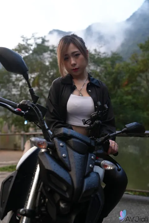 Lin Siyu: Chinese Brunette in Boots and Glasses Fucks Outdoors – photo 11 of 20