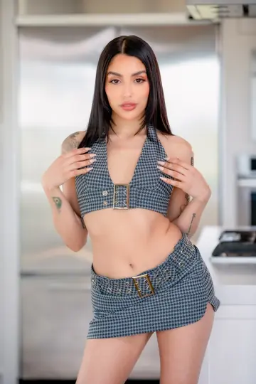 Vanessa Sky – Thick Latina Takes Anal Doggy Style from the Plumber in the Kitchen