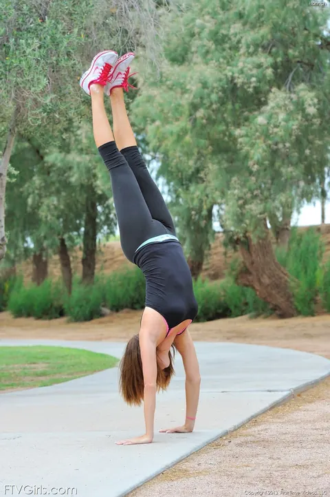 Woman Pulls Down Her Yoga Pants to Spread Her Pussy at the Gym – photo 7 of 21