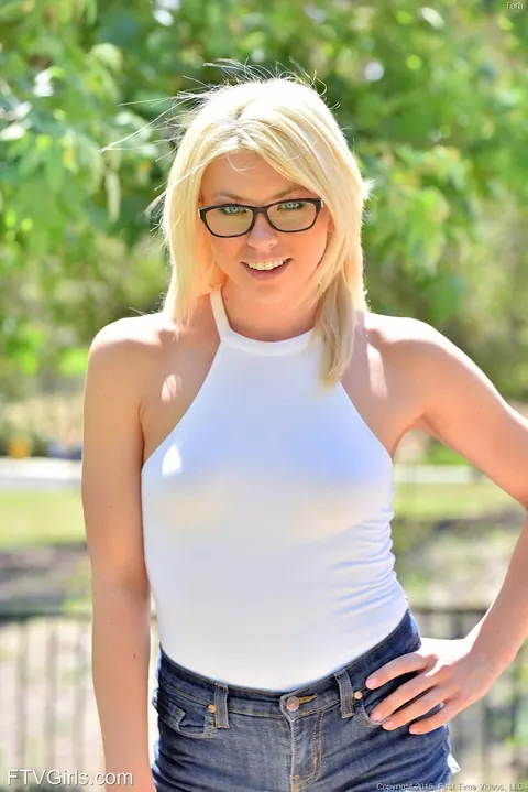 Tara Morgan: Blonde in Glasses Strips Outdoors and Uses a Dildo – photo 3 of 20