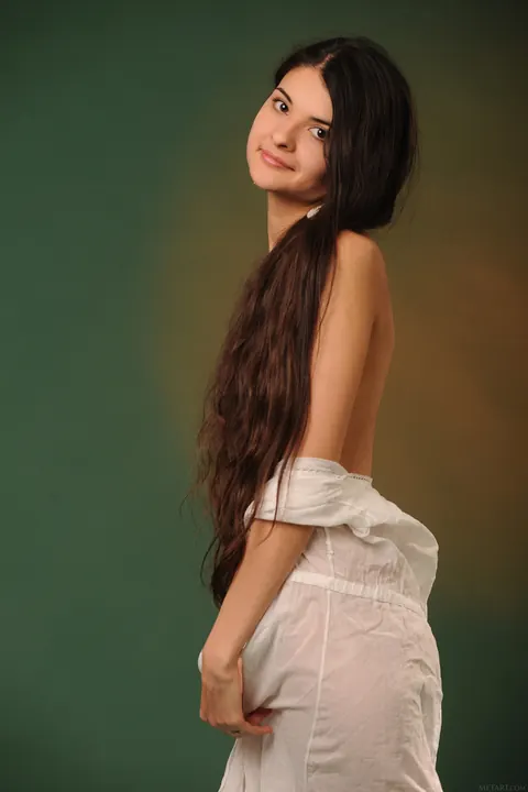 Woman Undresses and Poses Front and Back for the Camera – photo 9 of 21